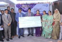 সন্ধানী লাইফের মেয়াদোত্তর বীমাদাবীর চেক হস্তান্তর